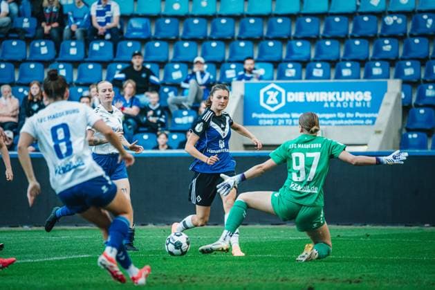DFB Pokal Frauen 1 FC Magdeburg vs Hamburger SV, 28 09 25 Lotta Wrede Hamburger SV, 32 in the penalty area DFB Pokal Frauen 2025 2026, 1 Runde 1 FC Madgeburg vs Hamburger SV am 28 09 2025 in der Avnet Arena, Magdeburg DFB DFL REGULATIONS PROHIBIT ANY USE OF PHOTOGRAPHS AS IMAGE SEQUENCES AND OR QUASI VIDEO Copyright: xBEAUTIFULxSPORTS Tonhäuserx