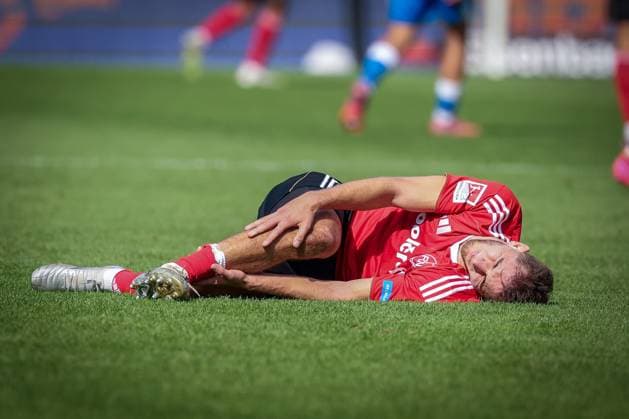Adam Markhiyev 6 1FC Nuernberg has to leave the pitch injured after a tackle, 1 FC Nuernberg vs Hertha BSC Berlin, DFL, 2 Bundesliga, Saison 2025 2026, Max Morlock Stadion, Hinrunde, 7 Spieltag, 28 09 2025 DFB regulations prohibit any use of photographs as image sequences and or quasi video Nuernberg Bayern Germany Copyright: xkolbert-press MartinxAgüerax