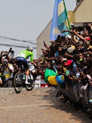 2025 UCI Road World Championships Picture by Alex Whitehead SWpix.com - 28 09 2025 - Cycling - 2025 UCI Road World Championships - Kigali Convention Centre, Kigali, Rwanda - Men Elite Road Race - Tadej Pogacar (Slovenia) climbing the Mur de Kigali Copyright: x xSWpix.comx(t axPhotographyxHubxLtd)xAlexxWhitehead SWpix.comx SWP-3030-8688