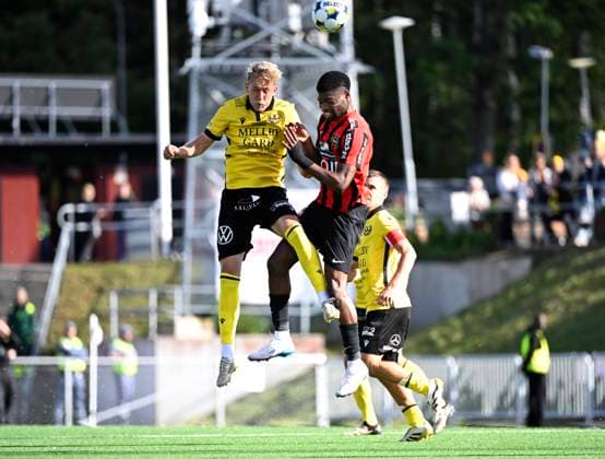 STOCKHOLM 20250928 Mjällbys Herman Johansson and BPs Ezekiel Alladoh in a head-to-head duel during Sundays football match in the Allsvenskan between IF Brommapojkarna and Mjällby AIF at Grimsta IP STOCKHOLM Sweden x10070x  Copyright: xJessicaxGow TTx ALLSVENSKAN BROMMAPOJKARNA-MJÄLLBY