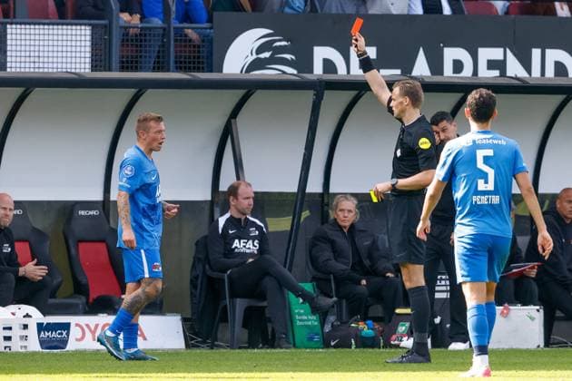 2025-09-28 NEC v AZ - Dutch Eredivisie NIJMEGEN, NETHERLANDS - SEPTEMBER 28: Referee Sander van der Eijk shows a red card to Jordy Clasie of AZ Alkmaar during the Dutch Eredivisie match between NEC and AZ at Goffertstadion on September 28, 2025 in Nijmegen, Netherlands. Nijmegen Goffertstadion Netherlands Content not available for redistribution in The Netherlands directly or indirectly through any third parties. Copyright: xBroerxvanxdenxBoomx