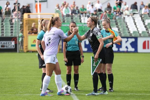 Soccer DFB Pokal Women BSG Chemie Leipzig vs FC Carl Zeiss Jena 28 09 2025 Captain Toma Ihlenburg 3, Carl Zeiss Jena and captain Fenja Schönball 24, Chemie Leipzig at the side selection Football, DFB Pokal Women, Season 2025 2026, 1 Round BSG Chemie Leipzig vs FC Carl Zeiss Jena on 28 09 2025 at Alfred Kunze Sportpark, Leipzig Leutzsch Copyright: xBEAUTIFULxSPORTS JanxKaeferx