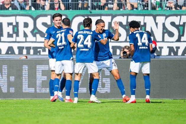 28 09 2025 Soccer, 2025 2026, 2 Bundesliga, Matchday 7, Hannover 96 DSC Arminia Bielefeld M Joel Felix Bielefeld celebrates after his goal to 0 1 with L R Maximilian Großer Bielefeld , Stefano Russo Bielefeld , Christopher Lannert Bielefeld , Monju Momuluh Bielefeld DFL REGULATIONS PROHIBIT ANY USE OF PHOTOGRAPHS AS IMAGE SEQUENCES AND OR QUASI VIDEO