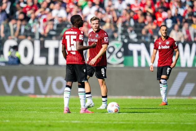 28 09 2025 Soccer, 2025 2026, 2 Bundesliga, 7 Matchday, Hannover 96 DSC Arminia Bielefeld L R Noel Aseko Hannover , Benjamin Källman Hannover , Virgil GhiÈa Hannover DFL REGULATIONS PROHIBIT ANY USE OF PHOTOGRAPHS AS IMAGE SEQUENCES AND OR QUASI VIDEO