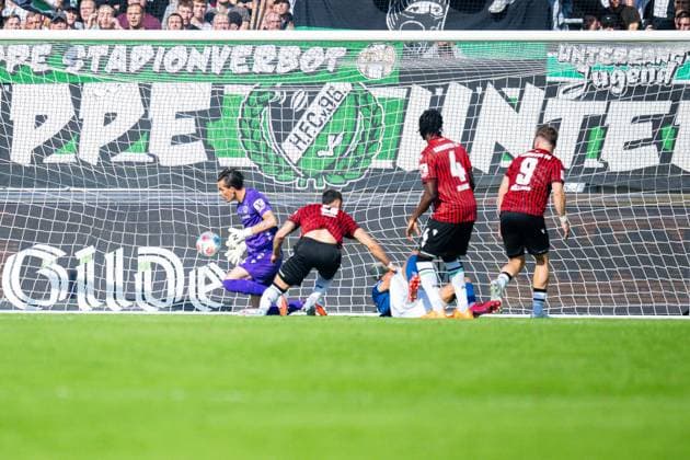 28 09 2025 Soccer, 2025 2026, 2 Bundesliga, Matchday 7, Hannover 96 DSC Arminia Bielefeld M Joel Felix Bielefeld scores the goal to 0 1 in front of Nahuel Noll Hannover DFL REGULATIONS PROHIBIT ANY USE OF PHOTOGRAPHS AS IMAGE SEQUENCES AND OR QUASI VIDEO