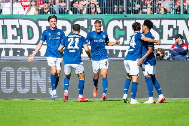 28 09 2025 Soccer, 2025 2026, 2 Bundesliga, Matchday 7, Hannover 96 DSC Arminia Bielefeld M Joel Felix Bielefeld cheers after his goal to 0 1 with L R Maximilian Großer Bielefeld , Stefano Russo Bielefeld , Christopher Lannert Bielefeld , Monju Momuluh Bielefeld DFL REGULATIONS PROHIBIT ANY USE OF PHOTOGRAPHS AS IMAGE SEQUENCES AND OR QUASI VIDEO