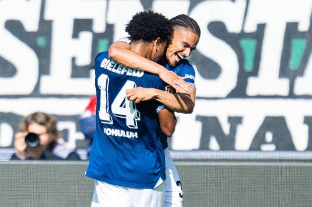 28 09 2025 Soccer, 2025 2026, 2 Bundesliga, Matchday 7, Hannover 96 DSC Arminia Bielefeld R Joel Felix Bielefeld celebrates after his goal to 0 1 with L Monju Momuluh Bielefeld DFL REGULATIONS PROHIBIT ANY USE OF PHOTOGRAPHS AS IMAGE SEQUENCES AND OR QUASI VIDEO