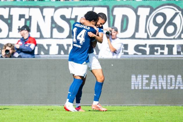 28 09 2025 Soccer, 2025 2026, 2 Bundesliga, Matchday 7, Hannover 96 DSC Arminia Bielefeld R Joel Felix Bielefeld celebrates after his goal to 0 1 with L Monju Momuluh Bielefeld DFL REGULATIONS PROHIBIT ANY USE OF PHOTOGRAPHS AS IMAGE SEQUENCES AND OR QUASI VIDEO