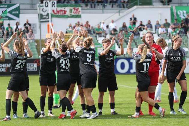 Soccer DFB Pokal Women BSG Chemie Leipzig vs FC Carl Zeiss Jena 28 09 2025 The women of BSG Chemie clap each other and get in the mood for the match Football, DFB Pokal Women, Season 2025 2026, 1 Round BSG Chemie Leipzig vs FC Carl Zeiss Jena on 28 09 2025 at Alfred Kunze Sportpark, Leipzig Leutzsch Copyright: xBEAUTIFULxSPORTS JanxKaeferx