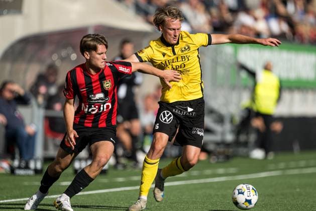 250928 Brommapojkarnas Oliver Zandan and Mjällbys Alexander Johansson during the football match in Allsvenskan between Brommapojkarna and Mjällby on September 28, 2025 in Stockholm  Copyright: EMMAxWALLSKOG BB250928EW022