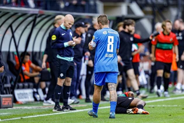 NIJMEGEN , 28-09-2025 , Goffertstadion , season 2025 2026 , Dutch Eredivisie football , match between NEC Nijmegen and AZ , picture shows AZ player Jordy Clasie get a red card and leave the pitch NEC - AZ  x31247140x Copyright: