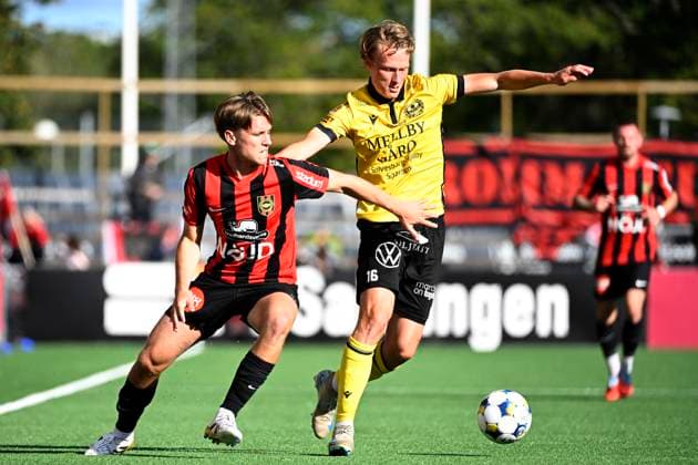 STOCKHOLM 20250928 BP s Rasmus Örqvist and Mjällby s Alexander Johansson fight for the ball during Sunday s Allsvenskan football match between IF Brommapojkarna and Mjällby AIF at Grimsta IP STOCKHOLM Sweden x10070x  Copyright: xJessicaxGow TTx ALLSWEDEN BROMMAPOJKARNA-MJÄLLBY