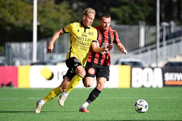 STOCKHOLM 20250928 Mjällby s Herman Johansson and BP s Love Arrhov fight for the ball during Sunday s Allsvenskan football match between IF Brommapojkarna and Mjällby AIF at Grimsta IP STOCKHOLM Sweden x10070x  Copyright: xJessicaxGow TTx ALLSWEDEN BROMMAPOJKARNA-MJÄLLBY