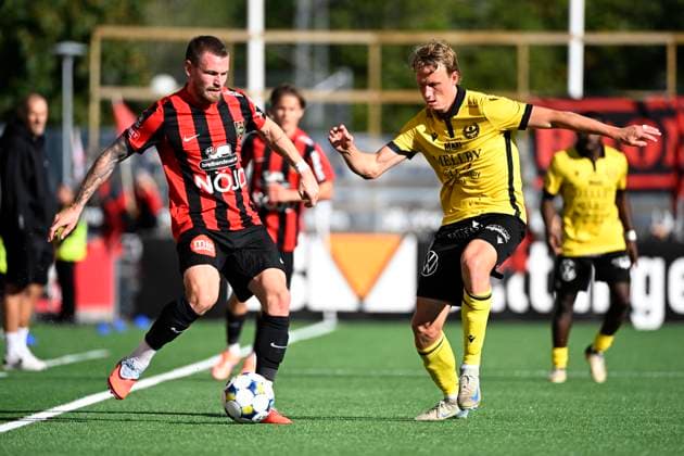 STOCKHOLM 20250928 BPs Rasmus Örqvist and Mjällbys Alexander Johansson fight for the ball during Sundays football match in the Allsvenskan between IF Brommapojkarna and Mjällby AIF at Grimsta IP STOCKHOLM Sweden x10070x  Copyright: xJessicaxGow TTx ALLSVENSKAN BROMMAPOJKARNA-MJÄLLBY