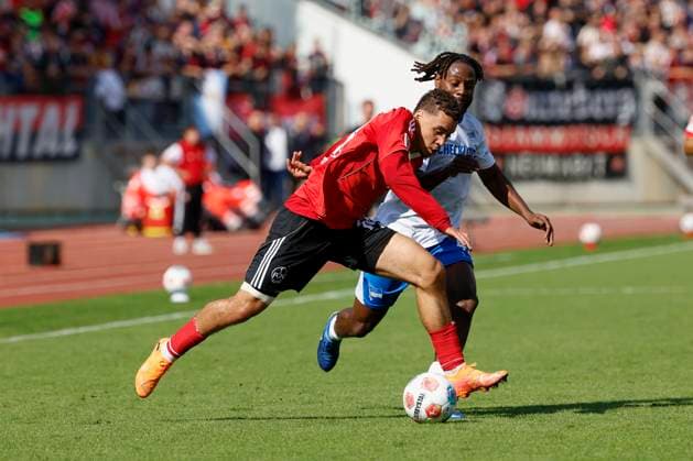 v l duel between Rafael Lubach 1 FC Nuernberg, 18 and Deyovaisio Zeefuik Hertha BSC, 42 28 09 2025, Football, 2 Bundesliga, 1 FC Nuernberg Hertha BSC, DEU, Nuremberg, Max Morlock Stadion, DFL REGULATIONS PROHIBIT ANY USE OF PHOTOGRAPHS AS IMAGE SEQUENCES AND OR QUASI VIDEO Copyright: HMBxMedia xHeikoxBecker