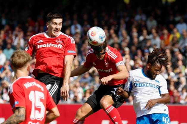 v l Luka Lochoshvili 1 FC Nuernberg, 24 , Fabio Gruber 1 FC Nuernberg, 4 and Deyovaisio Zeefuik Hertha BSC, 42 , 28 09 2025, Football, 2 Bundesliga, 1 FC Nuernberg Hertha BSC, DEU, Nuremberg, Max Morlock Stadion, DFL REGULATIONS PROHIBIT ANY USE OF PHOTOGRAPHS AS IMAGE SEQUENCES AND OR QUASI VIDEO Copyright: HMBxMedia xHeikoxBecker