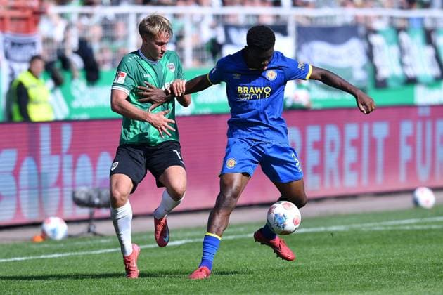 Soccer 2 Bundesliga 7 Matchday SC Preußen Münster Eintracht Braunschweig on 28 09 2025 at LVM Preußenstadion in Münster Oscar Vilhelmsson Münster , left Patrick Nkoa Braunschweig , right DFL regulations prohibit any use of photographs as image sequences and or quasi video xRx