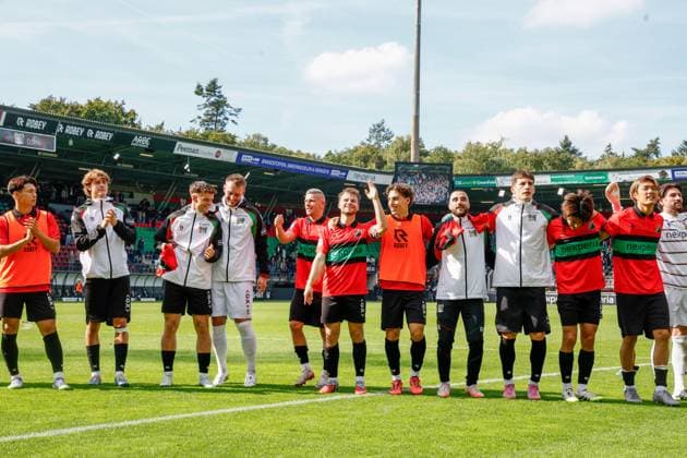 2025-09-28 NEC v AZ - Dutch Eredivisie NIJMEGEN, NETHERLANDS - SEPTEMBER 28: Bryan Linssen of NEC, Dirk Proper of NEC, Rober Gonzales of NEC, Goalkeeper Jasper Cillessen of NEC celebrating their sides win, thanking fans for their support during the Dutch Eredivisie match between NEC and AZ at Goffertstadion on September 28, 2025 in Nijmegen, Netherlands. Nijmegen Goffertstadion Netherlands Content not available for redistribution in The Netherlands directly or indirectly through any third parties. Copyright: xBroerxvanxdenxBoomx