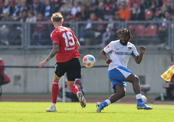 28 09 2025 Soccer Season 2025 2026 2 Soccer Bundesliga 07 Matchday 1 FC Nürnberg FCN Club Hertha BSC Berlin HBSC Sportfoto Zink DaMa xdaxmax DFL regulations prohibit any use of photographs as image sequences and or quasi video only for editorial use Tim Drexler 15, 1 FC Nürnberg FCN Deyovaisio Evan Zeefuik 42, Hertha BSC Berlin