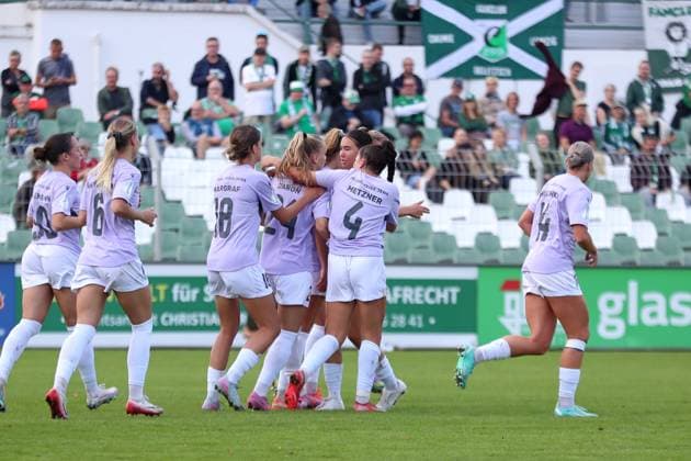 Soccer DFB Pokal Women BSG Chemie Leipzig vs FC Carl Zeiss Jena 28 09 2025 Goal Cheering at the team of Carl Zeiss Jena after the goal to 0 1 by Isabella Jaron 24, Carl Zeiss Jena Soccer, DFB Pokal Women, Season 2025 2026, 1 Round BSG Chemie Leipzig vs FC Carl Zeiss Jena on 28 09 2025 at Alfred Kunze Sportpark, Leipzig Leutzsch Copyright: xBEAUTIFULxSPORTS JanxKaeferx