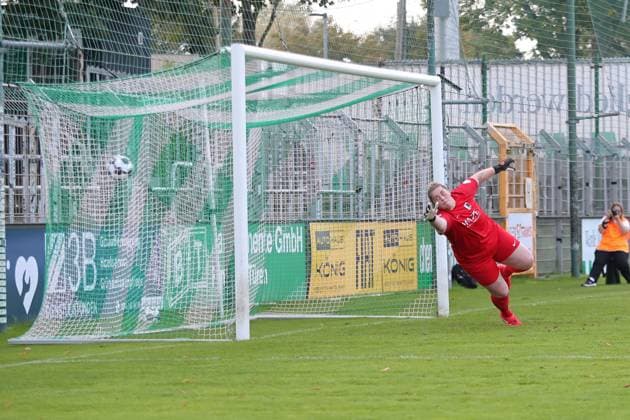Soccer DFB Cup Women BSG Chemie Leipzig vs FC Carl Zeiss Jena 28 09 2025 The ball is in the goal, goalkeeper Lina Bredereck 25, Chemie Leipzig has no chance, 0 1 for Jena by Isabella Jaron 24, Carl Zeiss Jena Soccer, DFB Cup Women, Season 2025 2026, 1 round BSG Chemie Leipzig vs FC Carl Zeiss Jena on 28 09 2025 at Alfred Kunze Sportpark, Leipzig Leutzsch Copyright: xBEAUTIFULxSPORTS JanxKaeferx