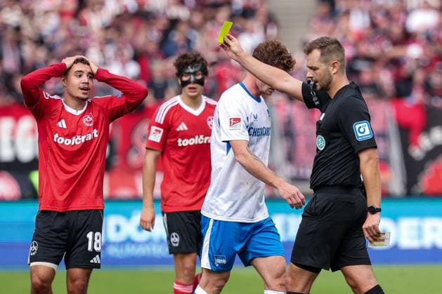 Referee Referee Marc Philip Eckermann gives the yellow card for Fabian Reese 11 Hertha BSC Berlin , not in the picture, which Rafael Lubach 18 1FC Nuernberg does not find sufficient, Frustration, 1 FC Nuernberg vs Hertha BSC Berlin, DFL, 2 Bundesliga, Season 2025 2026, Max Morlock Stadion, Hinrunde, 7 Matchday, 28 09 2025 DFB regulations prohibit any use of photographs as image sequences and or quasi video Nuernberg Bayern Germany Copyright: xkolbert-press MartinxAgüerax
