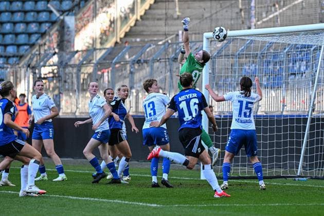 Soccer I Women I Season 2025 2026 I DFB Cup I 1 FC Magdeburg Hamburger SV I 28 09 2025 Parade by Merle Hellwig 97, 1 FC Magdeburg , Christin Martina Ingrid Meyer 16, Hamburger SV runs into promising position Magdeburg Avnet Arena Heinz Krügel Platz 1 Sachsen Anhalt Germany Copyright: xLobeca InesxHähnelx