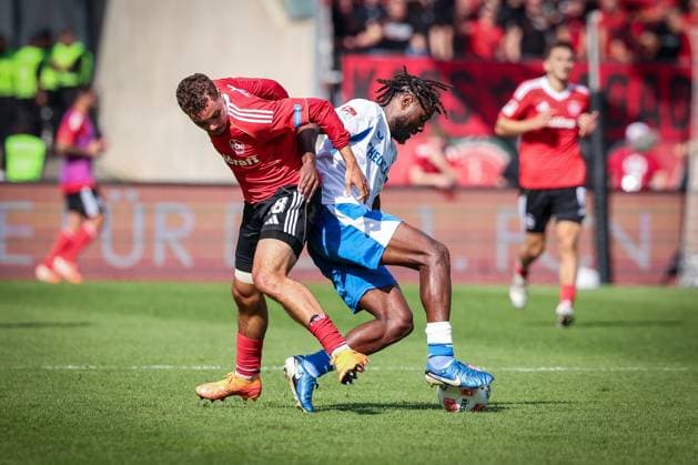 Rafael Lubach 18 1FC Nuernberg in duel with Deyovaisio Zeefuik 42 Hertha BSC Berlin , Action, 1 FC Nuernberg vs Hertha BSC Berlin, DFL, 2 Bundesliga, Saison 2025 2026, Max Morlock Stadion, Hinrunde, 7 Spieltag, 28 09 2025 DFB regulations prohibit any use of photographs as image sequences and or quasi video Nuernberg Bayern Germany Copyright: xkolbert-press MartinxAgüerax