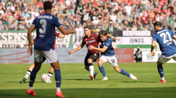 Photo Enzo Leopold H 96 vs Marvin MEHLEM Arminia Bielefeld Soccer 2 Bundesliga , Matchday 7 on Sun 28 09 2025 Hannover 96 Arm Bielefeld