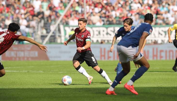 Photo Enzo Leopold H 96 vs Marvin MEHLEM Arminia Bielefeld Soccer 2 Bundesliga , Matchday 7 on Sun 28 09 2025 Hannover 96 Arm Bielefeld