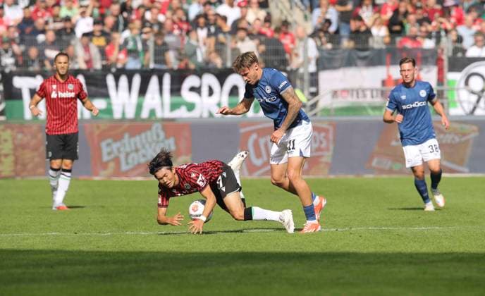 Photo Hajate MATSUDA H 96 comes to fall against Joel GRODOWSKI Arminia , right Football 2 Bundesliga , 7 Matchday on Sun 28 09 2025 Hannover 96 Arm Bielefeld