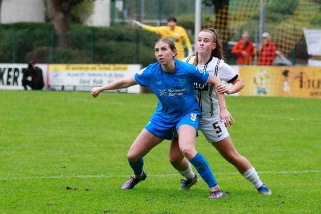 28 09 2025, xrhsx, Fußball DFB Pokal Frauen 1 Runde, SV Elversberg Bayer 04 Leverkusen v l Caroline Kehrer Bayer Leverkusen Emilia Wittling SV Elversberg Zweikampf, Aktion, action, battle for the ball DFL DFB REGULATIONS PROHIBIT ANY USE OF PHOTOGRAPHS as IMAGE SEQUENCES and or QUASI VIDEO Elversberg