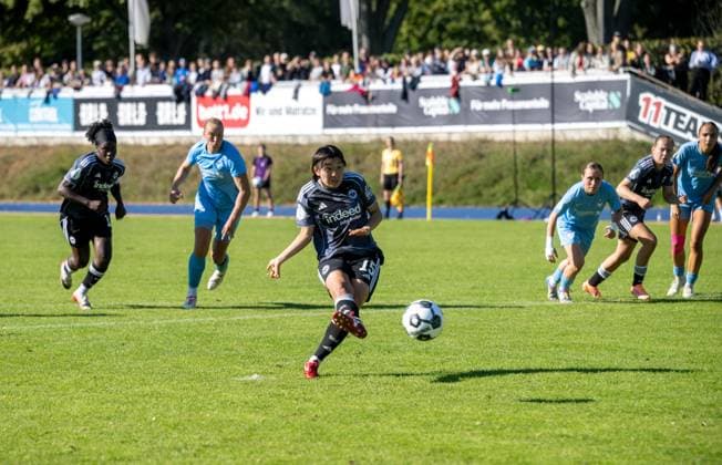 Soccer, Women, Season 2025 2026, DFB Cup 1 round, FC Viktoria 89 Berlin Eintracht Frankfurt, Remina Chiba Eintracht Frankfurt fails to score a penalty against goalkeeper Michele Tschudin not in the picture, FC Viktoria 1889 Berlin 28 09 2025, Copyright: xMatthiasxKochx