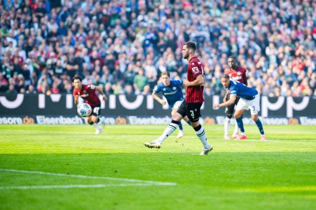 28 09 2025 Soccer, 2025 2026, 2 Bundesliga, Matchday 7, Hannover 96 DSC Arminia Bielefeld Boris Tomiak Hannover misses the penalty DFL REGULATIONS PROHIBIT ANY USE OF PHOTOGRAPHS AS IMAGE SEQUENCES AND OR QUASI VIDEO