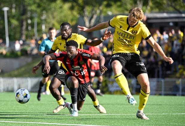 STOCKHOLM 20250928 BP s Rasmus Örqvist and Mjällby s Alexander Johansson fight for the ball during Sunday s Allsvenskan football match between IF Brommapojkarna and Mjällby AIF at Grimsta IP STOCKHOLM Sweden x10070x  Copyright: xJessicaxGow TTx ALLSWEDEN BROMMAPOJKARNA-MJÄLLBY
