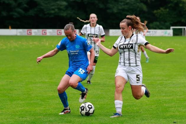 28 09 2025, xrhsx, Fußball DFB Pokal Frauen 1 Runde, SV Elversberg Bayer 04 Leverkusen v l Vanessa Haim Bayer Leverkusen Emilia Wottling SV Elversberg Zweikampf, Aktion, action, battle for the ball DFL DFB REGULATIONS PROHIBIT ANY USE OF PHOTOGRAPHS as IMAGE SEQUENCES and or QUASI VIDEO Elversberg