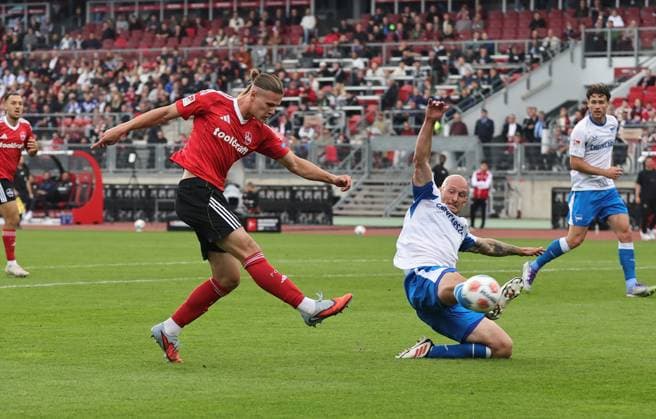 28 09 2025 Soccer Season 2025 2026 2 Soccer Bundesliga 07 Matchday 1 FC Nürnberg FCN Club Hertha BSC Berlin HBSC Sportfoto Zink DaMa xdaxmax DFL regulations prohibit any use of photographs as image sequences and or quasi video only for editorial use Artem Stepanov 11, 1 FC Nürnberg FCN mit Torschuss gg Toni Leistner 37, Hertha BSC Berlin