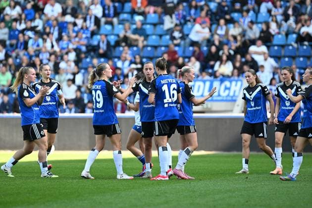 Soccer I Women I Season 2025 2026 I DFB Cup I 1 FC Magdeburg Hamburger SV I 28 09 2025 Goal celebration Victoria Schulz 19, Hamburger SV Mitte accepts the congratulations of her teammates Magdeburg Avnet Arena Heinz Krügel Platz 1 Sachsen Anhalt Germany Copyright: xLobeca InesxHähnelx