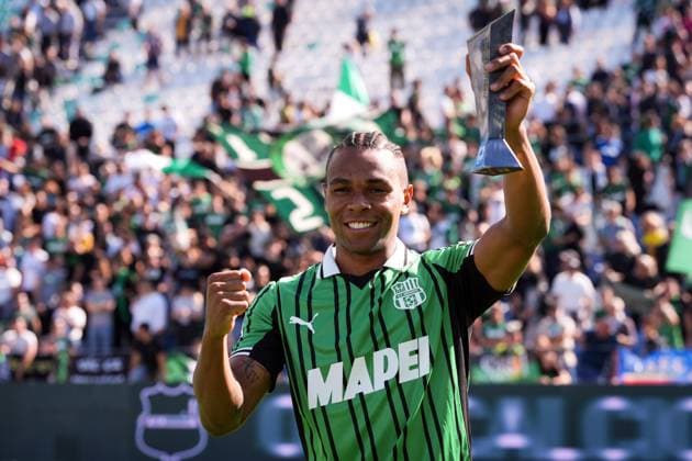 Sassuolo™s Armand Lauriente Panini Player of the match during the Serie A soccer match between Sassuolo and Udinese at the Mapei Stadium CittÃ del Tricolore in Reggio Emilia, north Italy - Sunday, September 28, 2025 - - Soccer -  Copyright: xMassimoxPaolone LaPressex