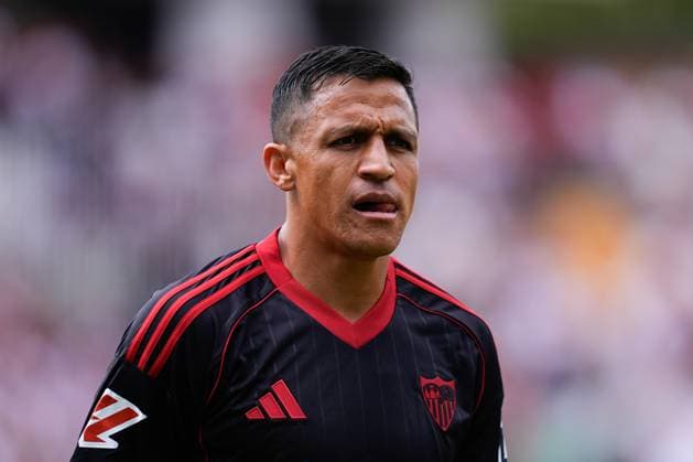 September 28, 2025, Madrid, Madrid, Spain: Alexis Sanchez of Sevilla FC looks on during the Spanish League, LaLiga EA Sports, football match played between Rayo Vallecano and Sevilla FC at Estadio de Vallecas on September 28, 2025, in Madrid, Spain. Madrid Spain - ZUMAa181 20250928_zaa_a181_021 Copyright: xDennisxAgyemanx