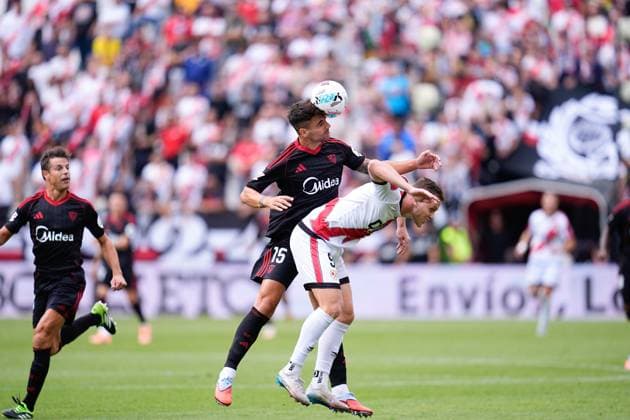 September 28, 2025, Madrid, Madrid, Spain: Fabio Cardoso of Sevilla FC and Alemao of Rayo Vallecano compete for the ball during the Spanish League, LaLiga EA Sports, football match played between Rayo Vallecano and Sevilla FC at Estadio de Vallecas on September 28, 2025, in Madrid, Spain. Madrid Spain - ZUMAa181 20250928_zaa_a181_022 Copyright: xDennisxAgyemanx
