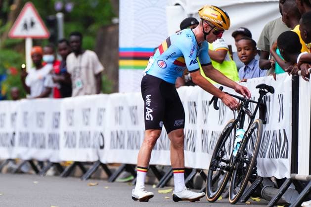 2025 UCI Road World Championships Picture by Zac Williams SWpix.com - 28 09 2025 - Cycling - 2025 UCI Road World Championships - Kigali Convention Centre, Kigali, Rwanda - Men Elite Road Race - Remco Evenepoel (Belgium) has a mechanical issue Copyright: x xSWpix.comx(t axPhotographyxHubxLtd)xZacxWilliams SWpix.comx SWP-3030-8760