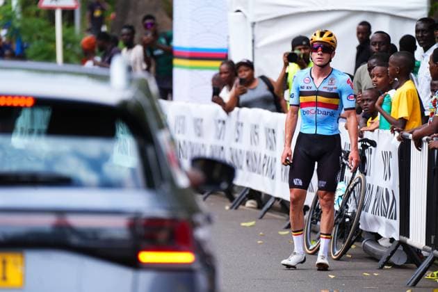 2025 UCI Road World Championships Picture by Zac Williams SWpix.com - 28 09 2025 - Cycling - 2025 UCI Road World Championships - Kigali Convention Centre, Kigali, Rwanda - Men Elite Road Race - Remco Evenepoel (Belgium) has a mechanical issue Copyright: x xSWpix.comx(t axPhotographyxHubxLtd)xZacxWilliams SWpix.comx SWP-3030-8761