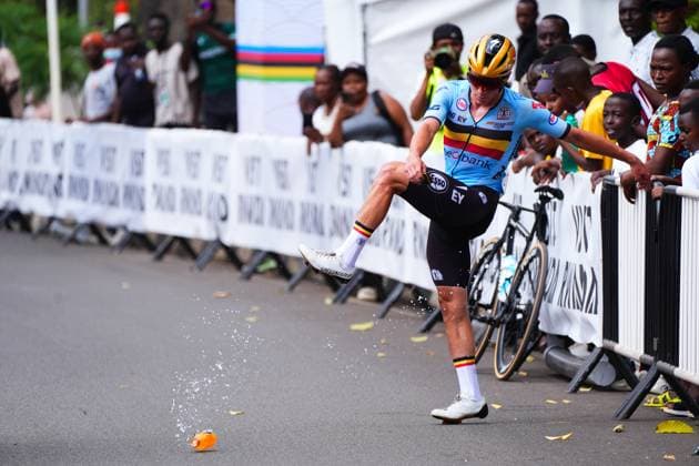 2025 UCI Road World Championships Picture by Zac Williams SWpix.com - 28 09 2025 - Cycling - 2025 UCI Road World Championships - Kigali Convention Centre, Kigali, Rwanda - Men Elite Road Race - Remco Evenepoel (Belgium) has a mechanical issue Copyright: x xSWpix.comx(t axPhotographyxHubxLtd)xZacxWilliams SWpix.comx SWP-3030-8762