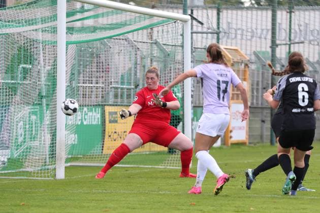 Soccer DFB Pokal Women BSG Chemie Leipzig vs FC Carl Zeiss Jena 28 09 2025 Goalkeeper Lina Bredereck 25, Chemie Leipzig saves a goal shot from Rieke Tietz 17, Carl Zeiss Jena Soccer, DFB Pokal Women, Season 2025 2026, 1 Round BSG Chemie Leipzig vs FC Carl Zeiss Jena on 28 09 2025 at Alfred Kunze Sportpark, Leipzig Leutzsch Copyright: xBEAUTIFULxSPORTS JanxKaeferx