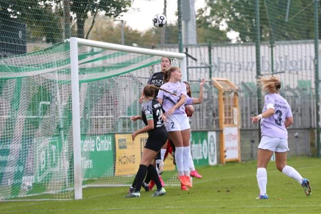 Soccer DFB Pokal Women BSG Chemie Leipzig vs FC Carl Zeiss Jena 28 09 2025 Bente Fischer 2, Carl Zeiss Jena tries to get the ball by head Soccer, DFB Pokal Women, Season 2025 2026, 1 Round BSG Chemie Leipzig vs FC Carl Zeiss Jena on 28 09 2025 at Alfred Kunze Sportpark, Leipzig Leutzsch Copyright: xBEAUTIFULxSPORTS JanxKaeferx