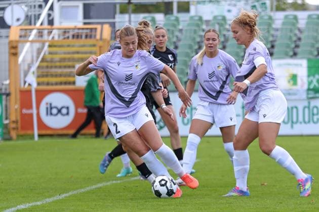 Soccer DFB Pokal Women BSG Chemie Leipzig vs FC Carl Zeiss Jena 28 09 2025 Bente Fischer 2, Carl Zeiss Jena on the ball Football, DFB Pokal Women, Season 2025 2026, 1 Round BSG Chemie Leipzig vs FC Carl Zeiss Jena on 28 09 2025 at Alfred Kunze Sportpark, Leipzig Leutzsch Copyright: xBEAUTIFULxSPORTS JanxKaeferx