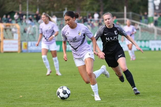 Soccer DFB Pokal Women BSG Chemie Leipzig vs FC Carl Zeiss Jena 28 09 2025 Suya Häring 5, Carl Zeiss Jena on the ball Football, DFB Pokal Women, Season 2025 2026, 1 Round BSG Chemie Leipzig vs FC Carl Zeiss Jena on 28 09 2025 at Alfred Kunze Sportpark, Leipzig Leutzsch Copyright: xBEAUTIFULxSPORTS JanxKaeferx
