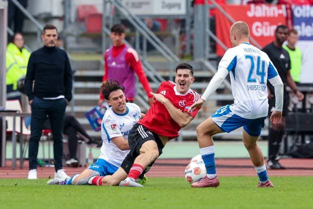 Foul by Linus Gechter 44 Hertha BSC Berlin on Luca Lochosvili 24 1FC Nuernberg , with Jon Dagur Thorsteinsson 24 Hertha BSC Berlin , 1 FC Nuernberg vs Hertha BSC Berlin, DFL, 2 Bundesliga, Saison 2025 2026, Max Morlock Stadion, Hinrunde, 7 Spieltag, 28 09 2025 DFB regulations prohibit any use of photographs as image sequences and or quasi video Nuernberg Bayern Germany Copyright: xkolbert-press MartinxAgüerax