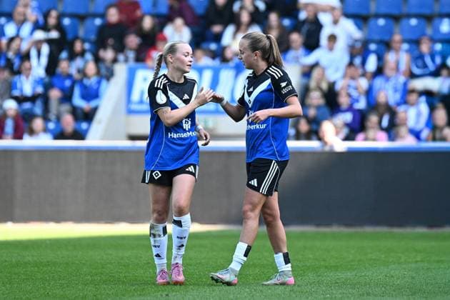 Soccer I Women I Season 2025 2026 I DFB Cup I 1 FC Magdeburg Hamburger SV I 28 09 2025 Goal celebration Mia Büchele 17, Hamburger SV congratulates Victoria Schulz 19, Hamburger SV on the goal Magdeburg Avnet Arena Heinz Krügel Platz 1 Saxony Anhalt Germany Copyright: xLobeca InesxHähnelx
